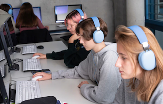 Onanoff Education Kopfhörer in Blau 10er Schulpaket inkl. Aufbewahrungsbox / Weiterführende Schule & Universität – Ansicht 2