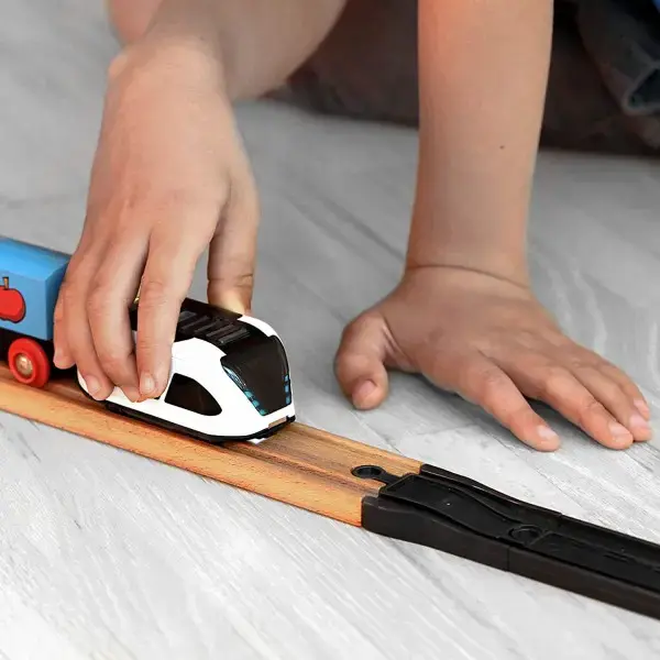 Intelino MINT Eisenbahn "Smart Train" Universaladapter für Holzschienen – Ansicht 2