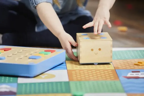 Cubetto MINT Coding Roboter aus Holz – Ansicht 3